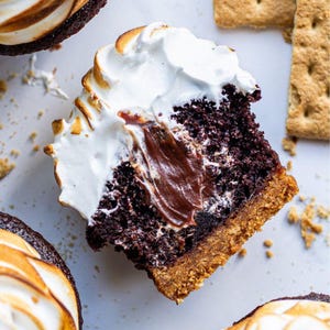 Przepis na pyszne babeczki s’mores w formacie PDF – płynne piankowe nadzienie, łatwe babeczki czekoladowe, przysmak inspirowany ogniskiem, deser na letnią imprezę
