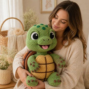 Pode incluir: Uma pelúcia de tartaruga feita à mão em crochê, nas cores verde, marrom e amarelo. A tartaruga tem olhos grandes em preto e branco, uma língua rosa e uma carapaça detalhada. Um brinquedo macio e aconchegante, ideal para crianças.