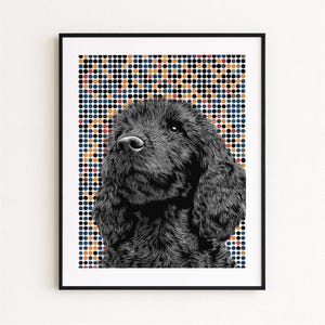 Könnte beinhalten: Ein gerahmter Kunstdruck mit einer detaillierten Illustration eines schwarzen Hundes mit lockigem Fell, vor einem Hintergrund aus bunten Punkten in Blau-, Orange- und Schwarztönen. Der Hund blickt nach oben.