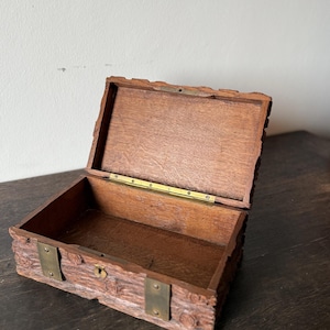 Vintage Holzschatulle mit Metallbeschlägen – rustikale Truhe – Aufbewahrungsbox