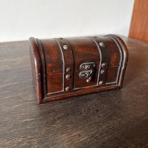 Kleine Holztruhe mit Metallbeschlägen – Vintage Schmuckkästchen / Schatzkiste