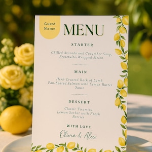 Pode incluir: Um cartão de menu de casamento com tema de limão. O menu inclui entradas, pratos principais e sobremesas. O cartão é decorado com ilustrações de limões e os nomes "Olivia & Alex". O cartão está em um prato branco.