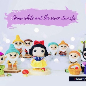 Pode incluir: Bonecas de crochê da Branca de Neve e os Sete Anões. As bonecas feitas à mão apresentam detalhes, incluindo chapéus, barbas e roupas coloridas. Branca de Neve usa um vestido amarelo, e a Rainha Má um vestido e coroa roxos.
