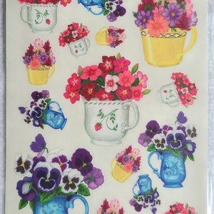 Teeblüten-Aufkleber; Stiefmütterchen, Frühlingsblumen in Teetassen; Handgemalt von einem lokalen Künstler; professionell gedruckt