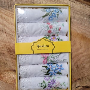 ギフトボックス入り、花の刺繍とレースコーナーが付いた白い綿のハンカチ。1 箱に 6 枚入り。