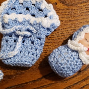 Piccola bambola all&#39;uncinetto in una coperta - blu; solo 4&quot; di altezza