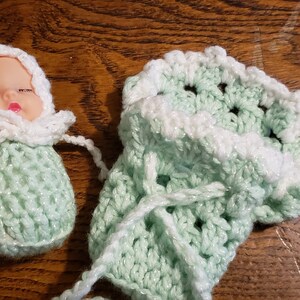 Piccola bambola all&#39;uncinetto in una coperta - verde menta; solo 4&quot; di altezza