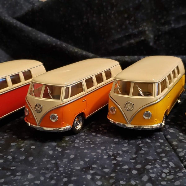 Retro 1962 Volkswagen Classic Bus.  VW;  1:32 scale diecast collectible model car; choice of colors