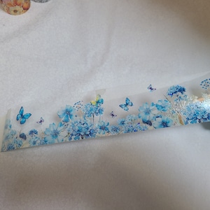 Cinta decorativa de PET con preciosas flores y mariposas azules