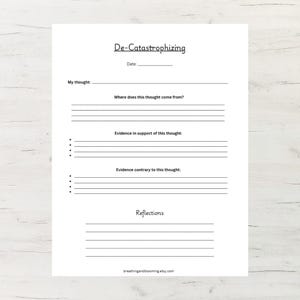 Könnte beinhalten: Ein weißes Blatt Papier mit dem Titel "De-Catastrophizing" oben. Das Blatt enthält Aufforderungen zum Schreiben, wie "My thought", "Where does this thought come from?" und "Reflections". Die Website breathingandblooming.etsy.com befindet sich unten.