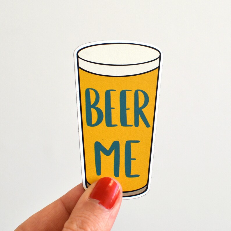 K&ouml;nnte beinhalten: Ein gelber und wei&szlig;er Aufkleber mit einer Bierglas-Illustration und dem Text "BEER ME" in Blau.