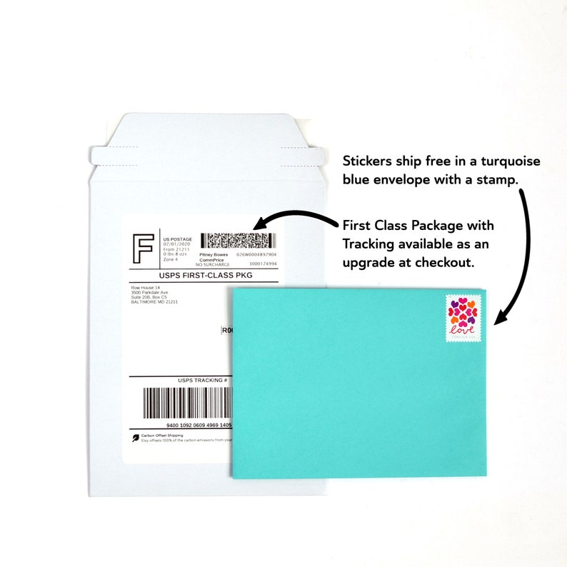 K&ouml;nnte beinhalten: Ein t&uuml;rkisblauer Umschlag mit einem "Love"-Stempel. Der Umschlag ist mit einem USPS First-Class Package-Etikett adressiert. Aufkleber werden kostenlos in einem t&uuml;rkisblauen Umschlag mit einem Stempel versandt. First Class Package mit Tracking, das beim Checkout als Upgrade verf&uuml;gbar ist.
