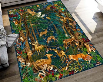 Può includere: Un tappeto rettangolare raffigurante una scena boschiva blu scuro con vari animali del bosco tra cui cervi, una volpe, un tasso, gufi e scoiattoli, circondati da alberi dettagliati, fogliame verde, bacche rosse e accenti di fiocchi di neve.