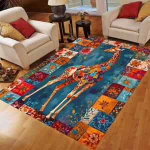 Puede incluir: Una colorida alfombra con un diseño de jirafa. La jirafa está representada con un patrón de mosaico de varios colores. La alfombra tiene un fondo azul con patrones florales y geométricos en tonos naranja, rojo y azul. La alfombra es rectangular.