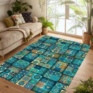 Könnte beinhalten: Ein rechteckiger Teppich mit einem Patchwork-Design. Der Teppich weist ein sich wiederholendes Muster aus quadratischen Fliesen in Türkis-, Türkis- und Goldtönen auf. Die Fliesen zeigen komplizierte Blumen- und geometrische Motive und schaffen einen lebendigen Bodenbelag.