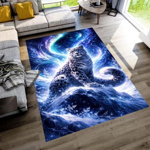 Könnte beinhalten: Rechteckiger Teppich mit einem Schneeleoparden auf einem schneebedeckten Berg, vor dem Hintergrund eines wirbelnden Polarlichts. Das Design integriert Blau-, Weiß- und Lilatöne.