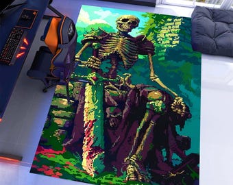 Op de afbeelding: Een rechthoekig tapijt met een gepixeld ontwerp van een skelet dat een zwaard vasthoudt, tegen een achtergrond van groen gebladerte en een turquoise lucht. Het ontwerp van het tapijt bevat tinten groen, bruin en paars.