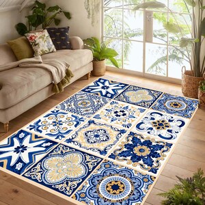 Puede incluir: Una alfombra rectangular con un diseño de azulejos en tonos azules, blancos y amarillos. La alfombra presenta un diseño repetitivo de motivos florales y geométricos. La alfombra está colocada sobre un suelo de madera en un salón.