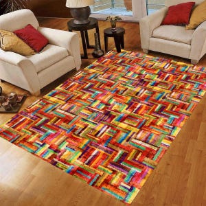 Könnte beinhalten: Ein rechteckiger Teppich mit einem lebendigen, abstrakten Design. Der Teppich zeigt ein Patchwork aus farbenfrohen Rechtecken in Rot-, Orange-, Gelb-, Blau- und Lilatönen. Der Teppich liegt auf einem Holzboden.