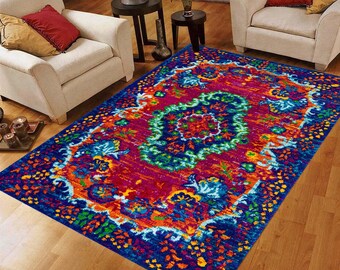 Alfombra estampada con coloridos motivos anatolios: Alfombra con medallón floral teñido en relieve, antideslizante y lavable a máquina.