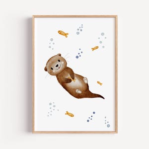 Könnte beinhalten: Ein gerahmter Aquarelldruck mit einem Cartoon-Otter, der auf dem Rücken schwimmt. Der Otter ist braun mit einem cremefarbenen Bauch und hält einen kleinen Fisch. Goldfische und blaue Blasen sind auf weißem Hintergrund um den Otter verstreut.