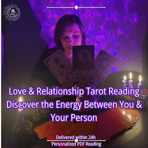 以下が含まれることがあります： 「Love & Relationship Tarot Reading」と「Discover the Energy Between You & Your Person」のテキストが入ったタロットカードの画像。キャンドルと紫色の光で照らされ、パーソナライズされたPDFリーディングが特徴です。