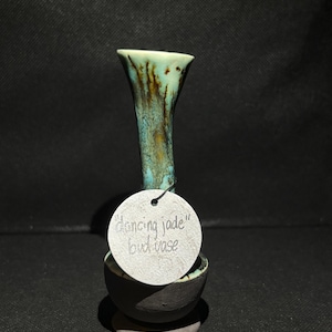 Bud Vase “Dancing Jade”
