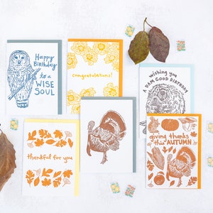 Paquet amusant de cartes typographiques d'AUTOMNE comprenant des dindes, des champignons, des hiboux, des castors, des feuilles d'automne et des coréopsis des Appalaches dessinés à la main