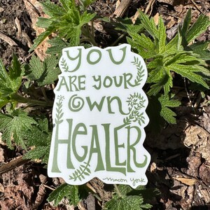 JIJ BENT je eigen HEALER Vinyl Sticker, Kruidengeneeskunde, Plant Magic Folk Art, Herbalist Decor, Wise Woman, Healing Hands, Homeopathie, Kruiden afbeelding 2