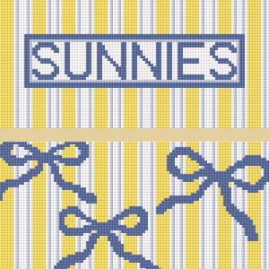 Könnte beinhalten: Ein pixeliges Design mit dem Wort "SUNNIES" in einem blauen Rechteck, vor einem Hintergrund aus gelben, weißen und blauen vertikalen Streifen. Darunter sind blaue Schleifen auf dem gestreiften Hintergrund angeordnet.