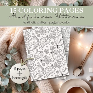 Op de afbeelding: Twee kleurboeken met zwart-witte blad- en paisley-patronen. De tekst op de omslag luidt "15 Kleurplaten Mindfulness Patronen Esthetische patroonpagina's om in te kleuren". Een rond label zegt "15 pagina's + bonus cadeau".