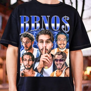 Könnte beinhalten: Schwarzes T-Shirt mit einer Grafik eines Mannes mit mehreren Bildern von sich selbst, der eine Brille und verschiedene Outfits trägt. Der Text "BBNO$" ist in Blau und Weiß dargestellt, mit Blitzen im Hintergrund.