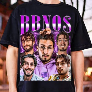 Könnte beinhalten: Schwarzes T-Shirt mit einem lila Grafikdesign mit dem Text "BBNO$" und mehreren Porträts eines Mannes. Das Design enthält Blitze und einen Vintage-Stil.