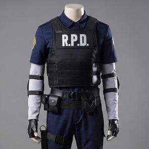 Puede incluir: Un disfraz de oficial de policía con camisa y pantalón azul marino, chaleco negro con "R.P.D." y cinturón de herramientas. El disfraz incluye guantes, mangas y rodilleras. El diseño general es detallado y realista.