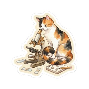 Peut inclure: Autocollant représentant un chat tricolore observant un microscope. Le chat a un pelage noir, orange et blanc. Un carnet avec des empreintes de pattes et un crayon sont à côté du microscope. Le microscope est marron et doré.