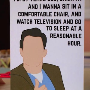 以下が含まれることがあります： 「私は29歳だ、くそっ！」と書かれた白いカード。快適な椅子に座ってテレビを見て、妥当な時間に寝たい。イラストは、テキストの下に描かれた人物です。