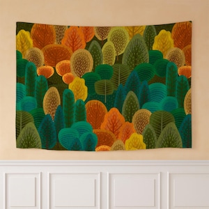 Op de afbeelding: Een wandtapijt met een kleurrijke bosscène met gestileerde bomen in tinten groen, oranje, geel en bruin. Het kunstwerk heeft een platte, illustratieve stijl en creëert een levendig en decoratief wandkleed.