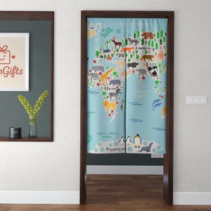Può includere: Una tenda da porta in tessuto divisa in due pannelli con un'illustrazione di una mappa del mondo su sfondo azzurro. Il design include raffigurazioni colorate di vari animali sui continenti, regioni etichettate come Africa ed Eurasia e onde.