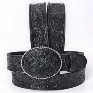 K&ouml;nnte beinhalten: Schwarzer Lederg&uuml;rtel mit gepr&auml;gtem Blumen- und Blattmuster. Die ovale, silberfarbene Schnalle zeigt ein zentrales Blumenmotiv. Das Design des G&uuml;rtels wiederholt sich &uuml;ber die gesamte L&auml;nge und zeigt ein detailliertes, strukturiertes Muster.