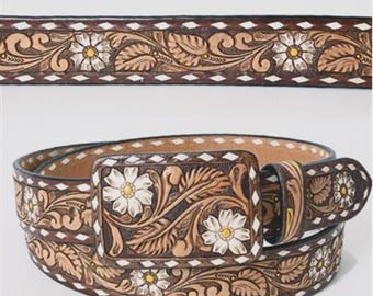 Handgefertigter brauner Western-Ledergürtel mit floralem Muster und quadratischer Schnalle