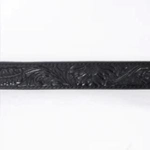 K&ouml;nnte beinhalten: Schwarzer Lederg&uuml;rtel mit aufwendiger Blumen- und Blattverzierung. Der G&uuml;rtel weist ein detailliertes gepr&auml;gtes Design entlang seiner L&auml;nge auf und zeigt einen klassischen Western-Stil. Der G&uuml;rtel ist vor wei&szlig;em Hintergrund.