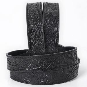 K&ouml;nnte beinhalten: Schwarzer Lederg&uuml;rtel mit floralem Pr&auml;gemuster. Der G&uuml;rtel weist ein detailliertes Muster aus Blumen und Bl&auml;ttern auf. Der G&uuml;rtel wird in gerollter Position gezeigt, wobei das gepr&auml;gte Design deutlich sichtbar ist. Der G&uuml;rtel besteht aus einem strapazierf&auml;higen Material.