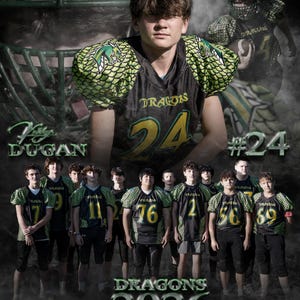 Op de afbeelding: Een samengestelde sportposter met een footballspeler in een zwart-groen shirt met draken-schubbenpatroon en het nummer 24, omringd door een team in bijpassende uniformen, met de tekst DUGAN, #24 en DRAGONS 2026 duidelijk in beeld.
