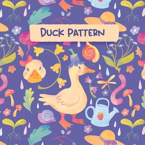 Op de afbeelding: Een grillig patroon met een eend met een bloemenhoed, slakken, bloemen en een gieter op een paarse achtergrond. De tekst "DUCK PATTERN" wordt weergegeven op een banner. Het ontwerp bevat regendruppels, paddenstoelen en andere tuinelementen.