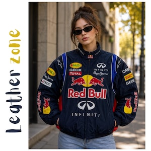 Könnte beinhalten: Eine dunkelblaue Red Bull Rennjacke mit verschiedenen Sponsorenlogos wie Infiniti, Rauch, Geox und Total. Die Jacke verfügt über einen hohen Kragen, lange Ärmel mit roten und gelben Stiergrafiken sowie einen durchgehenden Reißverschluss auf der Vorderseite.