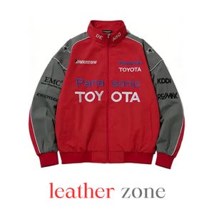 Può includere: Giacca rossa e grigia con zip e loghi degli sponsor, tra cui "Panasonic TOYOTA" e "Bridgestone". La giacca ha un collo alto e polsini e orlo a coste. Il testo "leather zone" è stampato in basso.