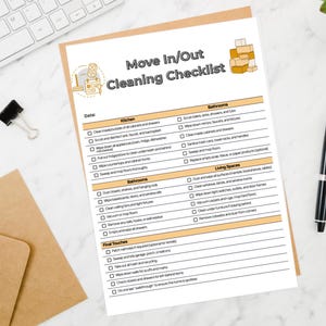 Op de afbeelding: Een verhuis-/verhuis-schoonmaakchecklist op een wit oppervlak, met een toetsenbord, pen en envelop. De checklist bevat secties voor de keuken, badkamers en woonruimtes. De titel luidt "Move In/Out Cleaning Checklist".