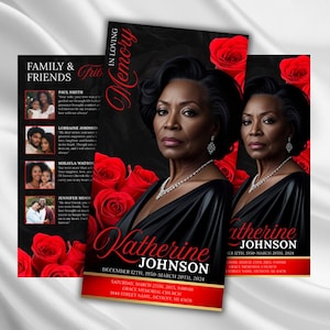 Può includere: Un set di biglietti commemorativi con un ritratto di donna, rose rosse e testo. La carta principale recita "In Loving Memory" e "Katherine Johnson, 12 dicembre 1950-20 marzo 2024." Ulteriori biglietti includono foto di famiglia e testo.