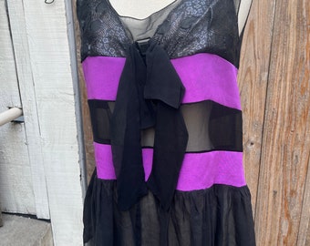 Svart och lila blus i 100 % siden med transparent slip-on-mönster, rosett och stendetaljer, storlek M