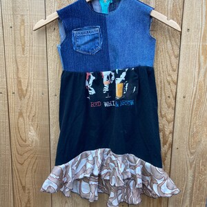 Vestido estilo imperio para niñas en denim elástico reciclado con parches y camiseta de jersey, con bajo asimétrico y volantes, talla 2 años